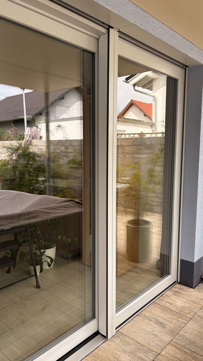 Professionelle Glasreinigung Hamm am Rhein — Detailarbeit an Fenstern